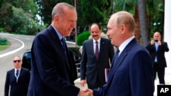 Прибытие президента Турции Реджепа Тайипа Эрдогана (слева) на встречу в российском Сочи с президентом РФ Владимиром Путиным, 5 августа 2022 г. 