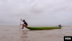 A boy rides a boat across the Tonle Sap lake, in Kampong Loung of Pursat province, Cambodia, on May 04, 2022. (Khan Sokummono/VOA Khmer)