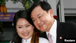 រូប​ឯកសារ៖ អតីត​នាយករដ្ឋមន្ត្រី​ថៃ​ លោក Thaksin Shinawatra ដែល​ត្រូវ​បាន​ដក​ចេញ​ពី​តំណែង​ក្នុង​រដ្ឋប្រហារ​​កាល​ពី​ឆ្នាំ​២០០៦ ថត​រូប​ជាមួយ​កូនស្រី​ គឺ​អ្នកស្រី Paetongtarn Shinawatra ក្នុង​អំឡុង​ថ្ងៃ​អ្នកស្រី​ទទួល​សញ្ញាប័ត្រ​នៅ​​សាកលវិទ្យាល័យ​មួយ​នៅ​ក្រុង​បាងកក កាល​ពី​ឆ្នាំ​២០០៨។