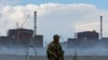 俄羅斯士兵站在烏克蘭扎波羅熱核電站附近戒備（路透社2022年8月4日）
