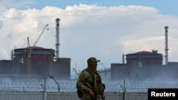 俄罗斯士兵站在乌克兰扎波罗热核电站附近戒备（路透社2022年8月4日）