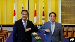 日本外务大臣林芳正（右）在东京会晤到付的韩国外交部长朴振。（2022年7月18日）