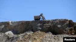 ARCHIVO - Los mineros trabajan en Cerro Rico, una mina de plata activa que se está hundiendo lentamente y colapsando sobre sí misma, en Potosí, Bolivia, 24 de marzo de 2022. Foto tomada el 24 de marzo de 2022.