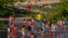 Decenas de niños buscan alivio a una ola de calor en un parque de agua de Madrid, el 17 de junio de 2022. 