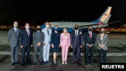 Phái đoàn Chủ tịch Hạ viện Mỹ Nancy Pelosi (áo hồng) đến phi trường Tùng Sơn ở Đài Bắc, Đài Loan, ngày 2/8/2022.