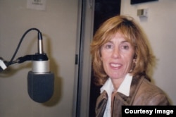 Нэнси Спилберг выступает в студии радиостанции "Народная волна" в Нью-Йорке, 2003 год