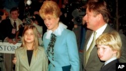 FILE - Ivana Trump da 'ya'yanta biyu Ivanka, da Eric, da kuma mijinta na uku w, Riccardo Mazzucchelli, October 1993.
