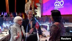 Министры финансов США и Индонезии, Джанет Йеллен и Шри Мульяни Индравати общаются в кулуарах встречи G20 в Нуса-Дуа, Бали, Индонезия, 15 июля 2022 года