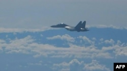 Китайский военный самолет заснят в ходе военных учений, которые Китай проводит недалеко от Тайваня, 5 августа 2022 года (CCTV / AFP)