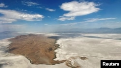 Dry land surrounds Antelope Island where there used to be water in the Great Salt Lake, in Salt Lake City, Utah, U.S., July 13, 2022. (REUTERS/Brian Snyder)