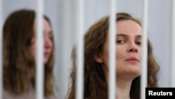 Журналистки Екатерина Андреева и Дарья Чульцова на судебном процессе в Минске, 18 февраля 2021 года
