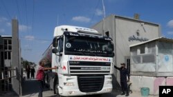 ХАМАС проверяет автоцистерну с горючим перед въездом на палестинскую сторону грузового перехода Керем-Шалом в Рафахе, южная часть сектора Газа, 8 августа 2022 года