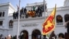 سری لنکا میں ایمرجنسی نافذ، مشتعل مظاہرین کی وزیرِ اعظم کے دفتر میں توڑ پھوڑ 