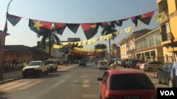 Rua da cidade do Uíge com bandeiras dos partidos políticos