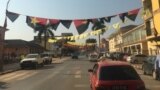 Bandeiras dos partidos políticos numa rua da cidade do Uíge, Angola