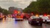 Машины скорой помощи прибыли к Лафайетт-сквер для того, чтобы отвезти в больницу пострадавших от удара молнии людей, Вашингтон, 4 августа 2022 года 