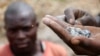 Un mineur examine du coltan dans une mine de coltan à Rukunda, territoire de Masisi, province du Nord-Kivu, République démocratique du Congo, le 2 décembre 2018. (REUTERS/Goran Tomasevic)