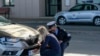 Косовская полиция проверяет автомобиль (архивное фото)