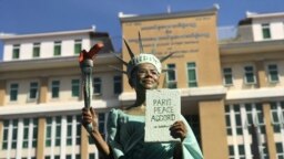 Dressed up as a chained Statue of Liberty, Cambodian-U.S. lawyer Theary Seng, arrives for her treason verdict at Phnom Penh Municipal Court, in Phnom Penh, Cambodia June 14, 2022. (Hul Reaskmey/VOA Khmer)