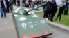 2022年6月4日在倫敦舉行的六四事件紀念集會上，示威者帶來紙紮的坦克示威（美國之音/鄭樂捷）