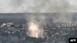 Дым от обстрелов в Северодонецке.