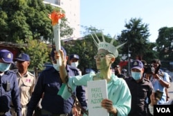 Seng Theary, Cambodian-American lawyer, dressed up as a chained Statue of Liberty, for her treason verdict, at Phnom Penh Municipal Court, in Phnom Penh, on June 14, 2022. (Kann Vicheika/VOA Khmer)