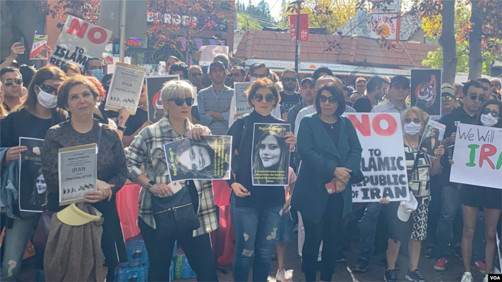 تجمع ایرانیان در کلگری، کانادا، برای حمایت از معترضان داخل ایران - یکشنبه ۳ مهر 