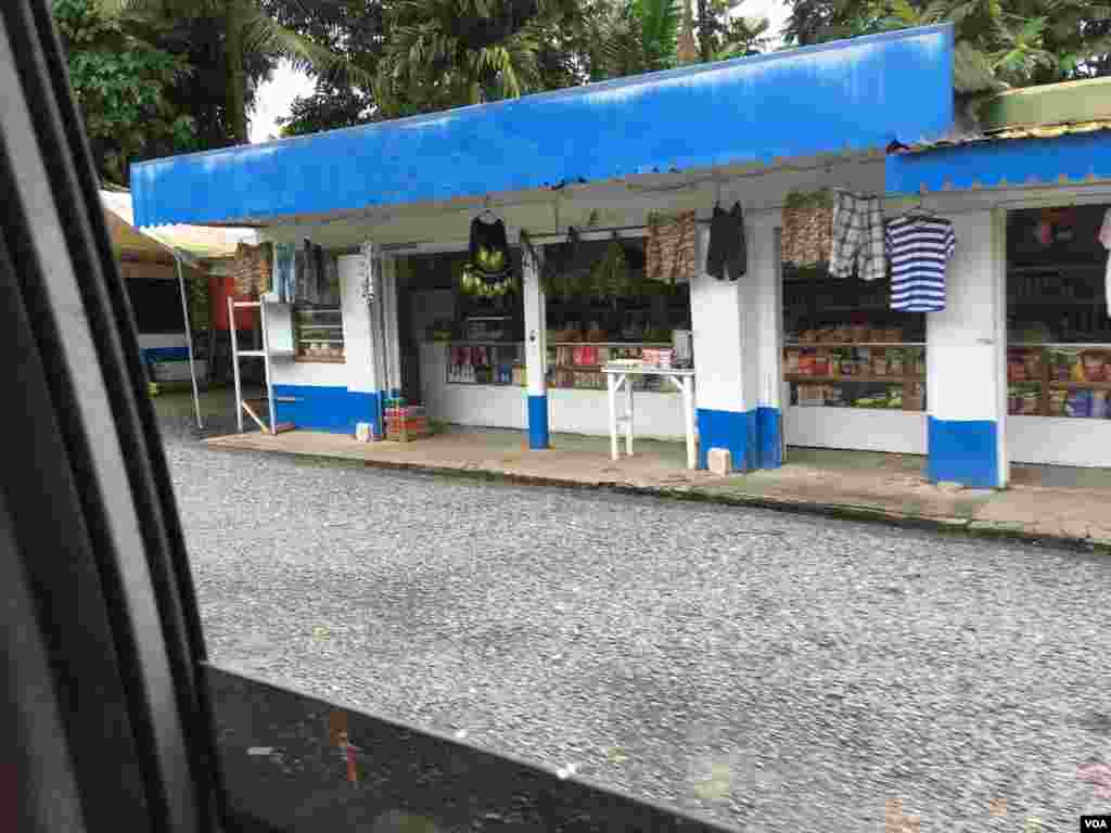 Một tiệm tạp hóa nằm bên trục đường chính chạy vòng quanh Đảo Pohnpei, Liên bang Micronesia, ngày 26 tháng 4, 2017 &nbsp;