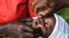 Mwana achidonhedzerwa nhomba yekudzivirira mhetamakumbo, kana kuti polio.