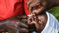 Mwana achidonhedzerwa nhomba yekudzivirira mhetamakumbo, kana kuti polio.
