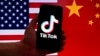 ARCHIVO - En esta ilustración fotográfica, el logotipo de la aplicación de redes sociales TikTok se muestra en la pantalla de un iPhone frente a una bandera de EEUU y un fondo de bandera china en Washington, DC, el 16 de marzo de 2023.