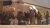 На этой недатированной фотографии, предоставленной французскими военными, российские наемники садятся в вертолет на севере Мали (фото: French Army via AP)