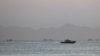 一艘台灣海警船駛過馬祖群島南岸島海域的中國海岸。（2022年8月16日）