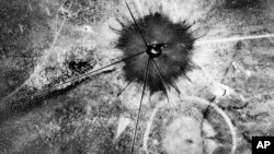 Kuşbakışı çekilen bu fotoğraf, New Mexico eyaletinde Trinity Site olarak bilinen noktada 16 Temmuz 1945’te yapılan ilk atom bombası denemesinin etkisini gösteriyor.