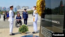 태미 덕워스(가운데 휠체어 사용) 미 상원의원이 지난 6월 한국 서울 용산 전쟁기념관 '평화의 광장'에 있는 한국전쟁 참전국 기념비에 헌화하고 있다. (자료사진=덕워스 의원 페이스북)