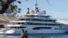 Суперъяхта «Амадеа», принадлежащая российскому олигарху Сулейману Керимову, пришвартована в порту Гонолулу, Гавайи, 17 июня 2022 года