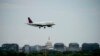 Самолет авиакомпании Delta идет на посадку в столичном аэропорту имени Рейгана в Арлингтоне, Вирджиния, 2 июля 2022 года 
