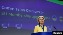 Президент Еврокомиссии Урсула фон дер Ляйен выступает на пресс-конференции в Брюсселе, 17 июня 2022 года