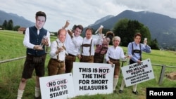 Антиглобалисты со всего мира проводят акции протеста перед прибытием лидеров G7 в баварский Эльмау в Германии, 25 июня 2022 г. (фото REUTERS/Wolfgang Rattay TPX IMAGES OF THE DAY) 