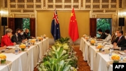 2022年7月8日，在印度尼西亚度假胜地巴厘岛努沙杜瓦举行的二十国集团外长会议期间，澳大利亚外长黄英贤(左)与中国外长王毅(右)举行双边会谈。