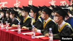 中国重庆邮电大学毕业生参加毕业典礼。（2022年6月22日）