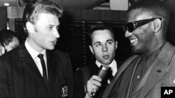 Рэй Чарльз (справа) в 1961 году. Слева от него – французский певец Джонни Холлидей