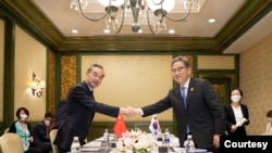 韩国外交部长朴振在印度尼西亚巴厘岛会晤中国外长王毅.