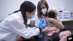 Vakcinacija male dece u Leksingtonu u Južnoj Karolini (Foto: AP/Sean Rayford)