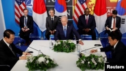 2022年6月29日，美国总统拜登、美国国务卿布林肯、美国国防部长奥斯汀和韩国总统尹锡悦和日本首相岸田文雄在马德里举行的北约峰会上会面。 