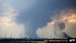 Вид на нефтеперерабатывающий завод в пригороде Лисичанска, Луганская область, Украина, 23 июня 2022 года 