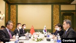 박진(오른쪽) 한국 외교부 장관과 왕이(왼쪽) 중국 외교담당 국무위원 겸 외교부장이 지난달 7일 인도네시아 발리에서 회담하고 있다. (자료사진)