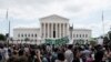 Los manifestantes se reúnen frente a la Corte Suprema de los EEUU mientras el tribunal dictamina en el caso de aborto Dobbs contra la Organización de Salud de la Mujer, anulando la histórica decisión sobre el aborto Roe contra Wade en Washington, el 24 de junio de 2022. REUTERS