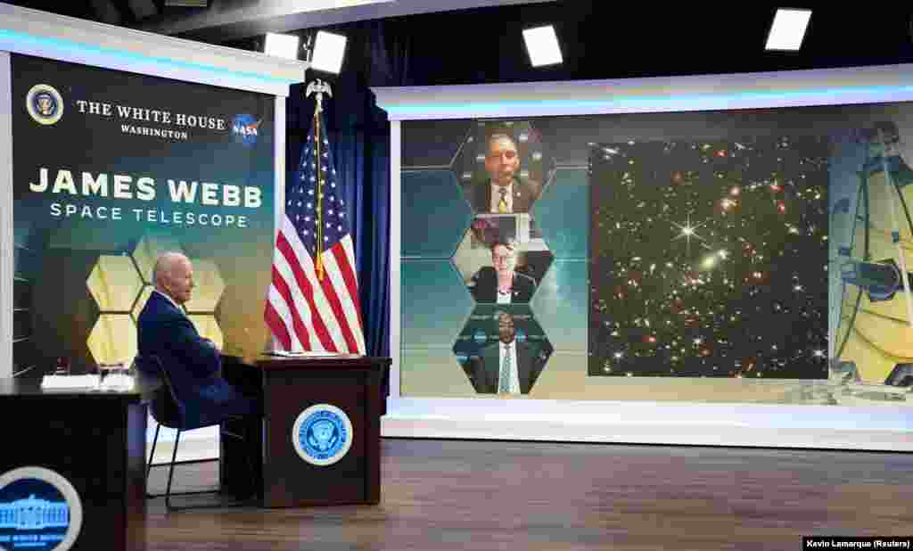 جو بایدن، رئیس جمهوری ایالات متحده، روز ۱۱ ژوئیه ۲۰۲۲ در کاخ سفید در واشنگتن هنگام مشاهده نخستین تصاویر تلسکوپ فضایی وب، گزارش مقامات سازمان ناسا را دریافت می&zwnj;کند. (رویترز/کوین لامارک)
