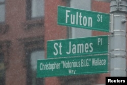 Переулок Кристофера “Notorious B.I.G.” Уоллеса. К нему примыкает Фултон-стрит, на которой будущий музыкант и его друзья проводили большую часть времени